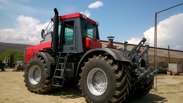 «Кировец К-744Р1 Стандарт» с двигателем ЯМЗ