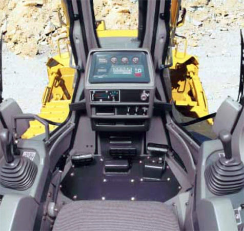 Кабина и рабочее место бульдозера Komatsu D155A-5