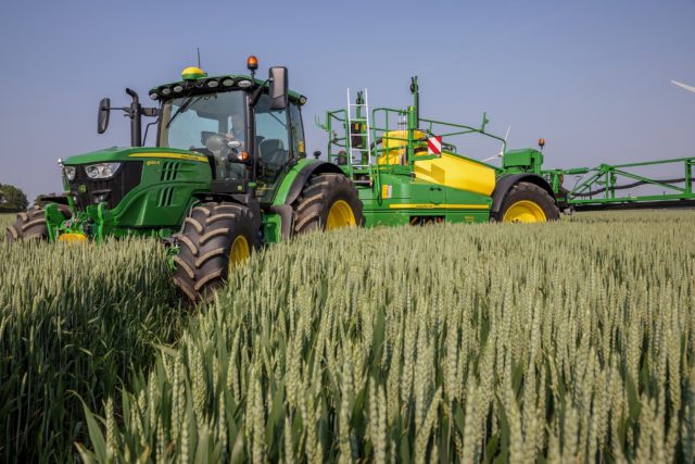 John Deere запускает в производство самый большой прицепной опрыскивател