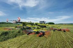 НОВЫЕ ЧЕТЫРЕХРОТОРНЫЕ ВАЛКОВАТЕЛИ CLAAS С ШИРИНОЙ ЗАХВАТА ОТ 9,30 ДО 15 М