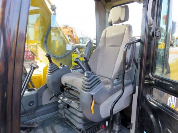 Кабина экскаватора и рабочее место оператора Cat 320DL