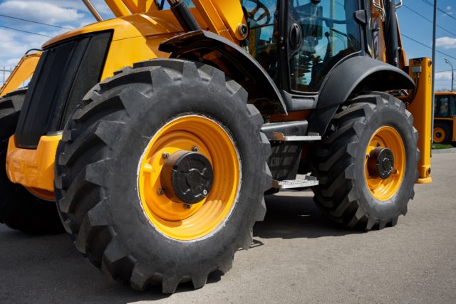 Российская компания AGB Construction Machinery представляет инновационный экскаватор-погрузчик на выставке CTT EXPO 2022