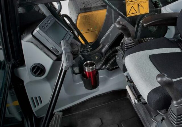 Кабина экскаватора John Deere 260